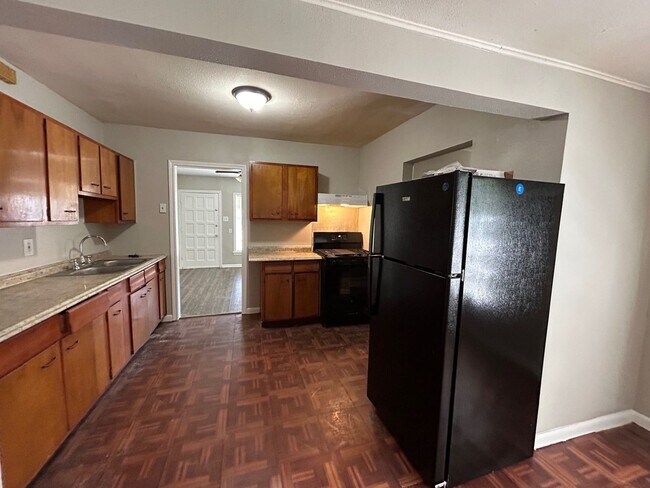 Building Photo - ADORABLE 3 BEDROOM 1 BATH REMODELED