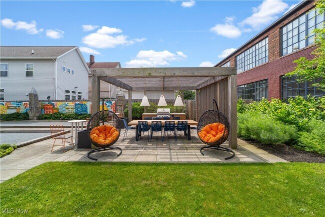 Foto del edificio - 2048 Fulton Rd