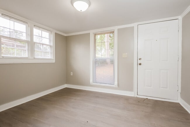 Building Photo - Charming 4 Bedroom Brick Bungalow