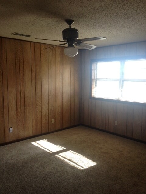 Building Photo - Near Hospital and Sandia Elementary Pets A...