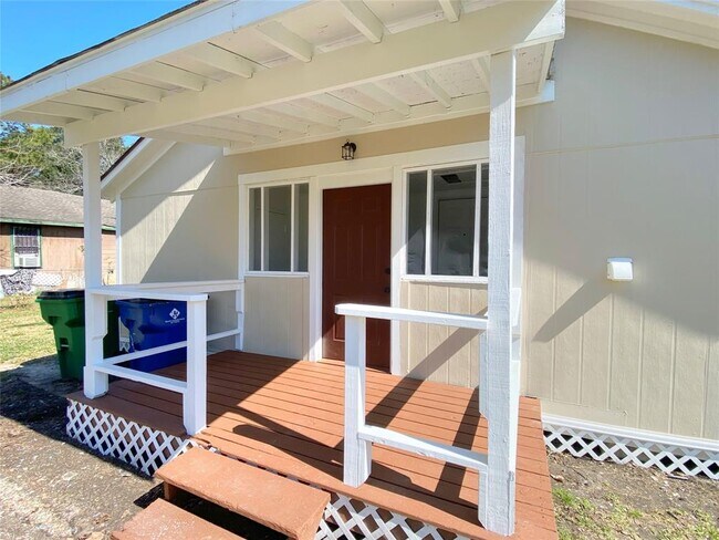 Building Photo - 1001 N Valderas St