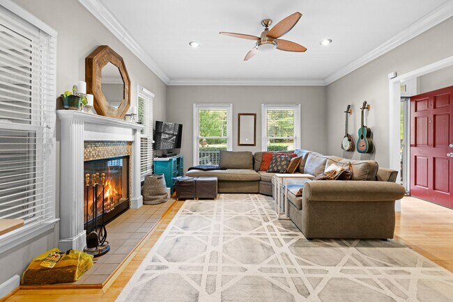 Building Photo - Available Late January! Stunning 3 bedroom home with fenced yard!