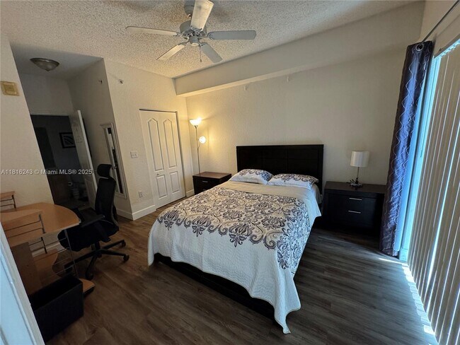 Foto del edificio - 6001 SW 70th St