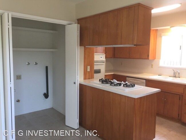 Building Photo - 10080 Imperial Ave