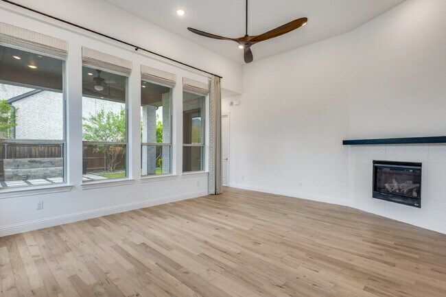 Foto del edificio - "Luxurious 4-Bed Retreat with Movie Room & Marble Elegance in Celina, TX!"