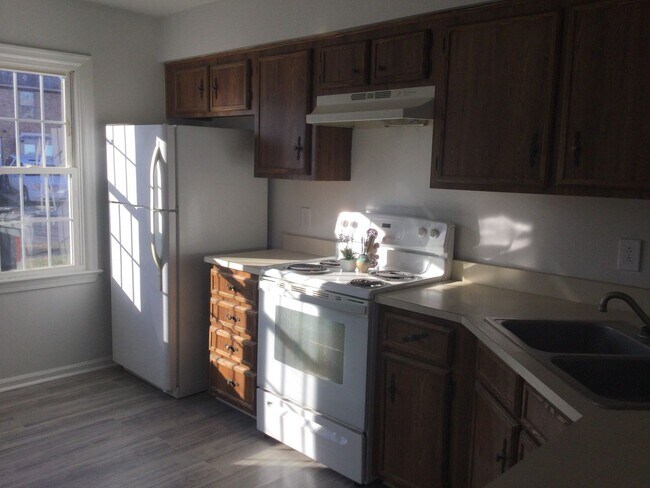 Building Photo - 3 BED / 2.5 BATH TOWNHOUSE