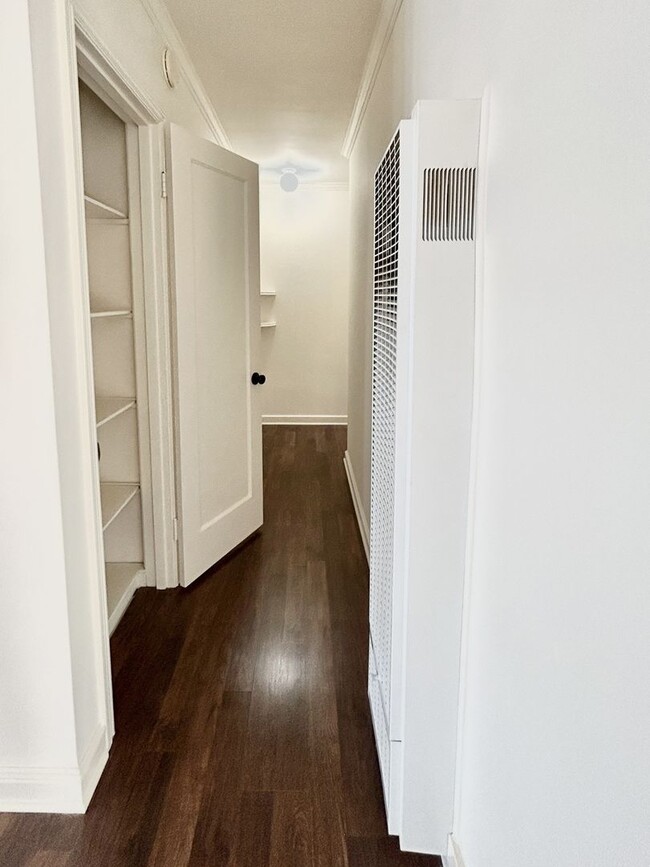 Building Photo - Second floor 1 bed/1 bath unit in Burlinga...