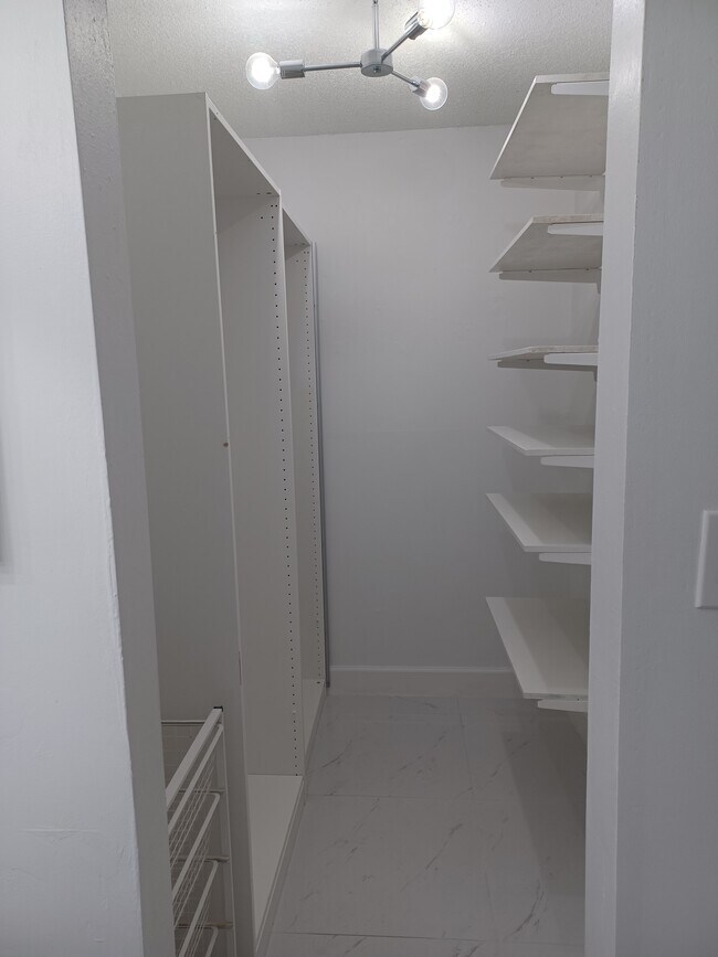 Building Photo - 536 Orange Dr