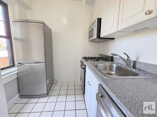 Foto del edificio - Sunlit 8th-Floor Studio with Two Large Closets in the West Village