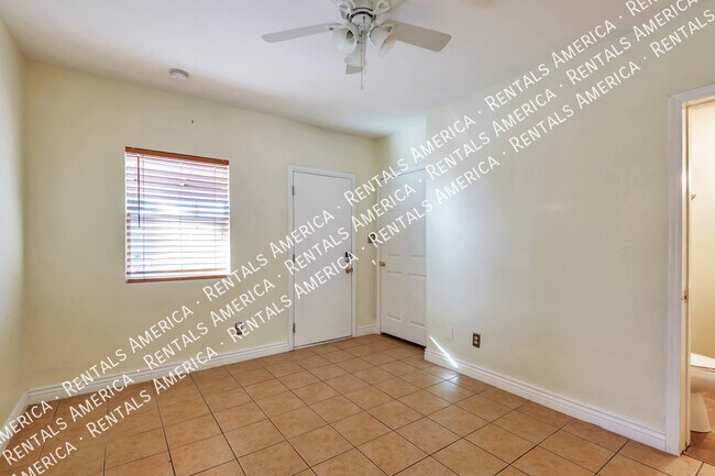 Building Photo - $500 OFF: Spacious home in central Tucson