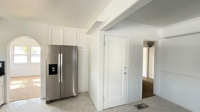 Foto del edificio - 3-Bedroom, 2-Bathroom Home in Roosevelt Ne...