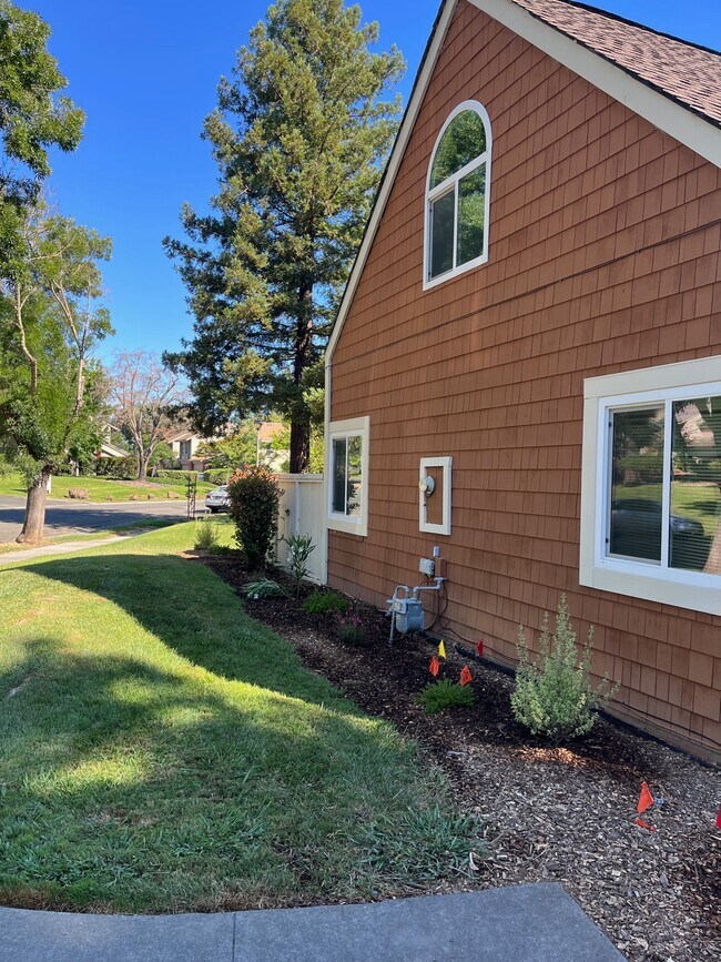 Building Photo - 2450 Lakeview Dr
