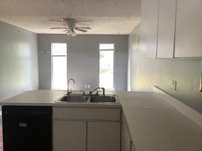 Building Photo - Three Bedroom Two Bath Home in N Lakeland