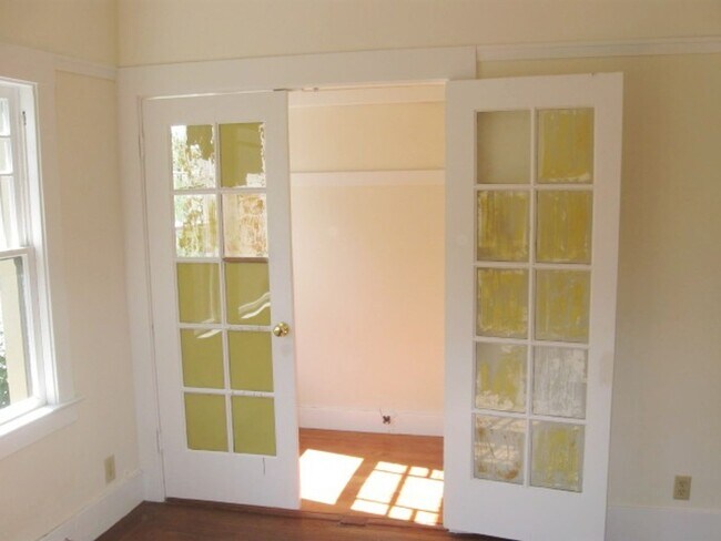 Building Photo - Spacious 1 bedroom apartment, located in t...