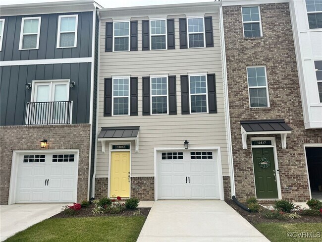 Building Photo - 13813 Village View Dr