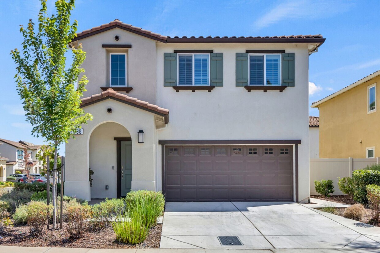 Foto principal - 4 bed / 3 bath | Upated Anatolia Home Avai...