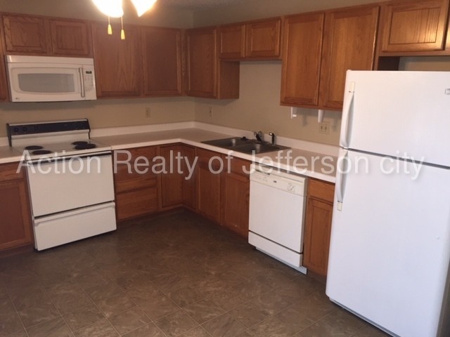 Building Photo - 3 bedroom duplex