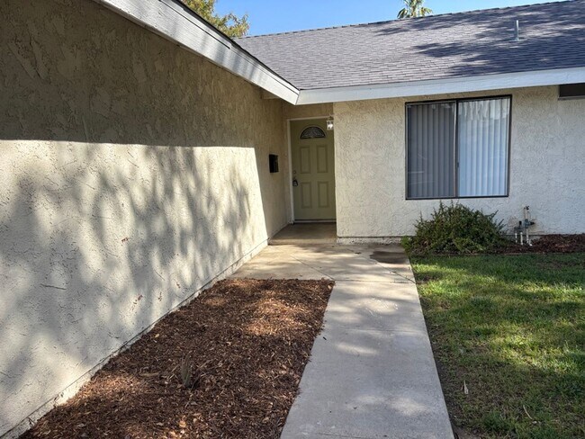 Foto del edificio - Beautiful Home By UCR