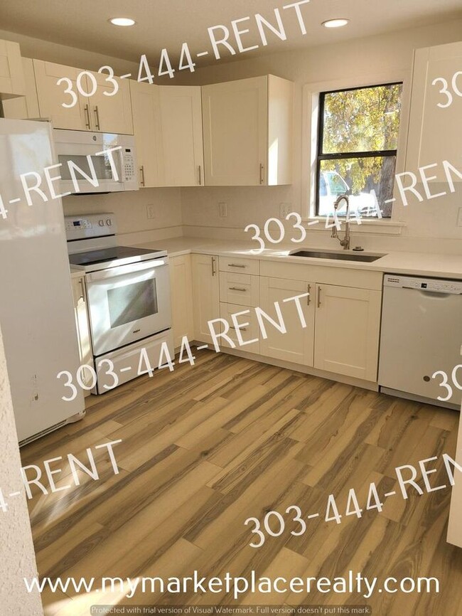 Building Photo - 2 Bedroom & 1 Bathroom Duplex in Brighton!