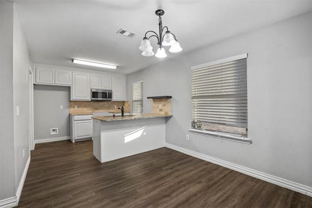 Building Photo - 401 Maple Row