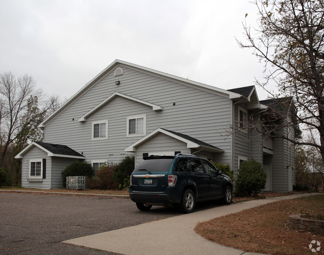 Building Photo - Great Oaks Apartments