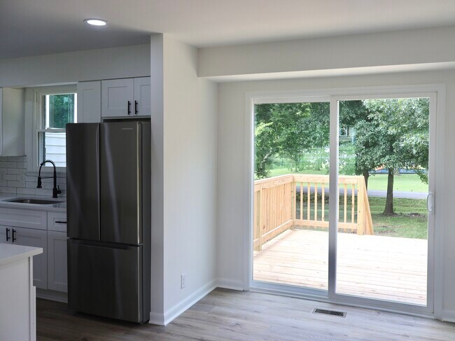 Building Photo - 129 Lake Point Dr