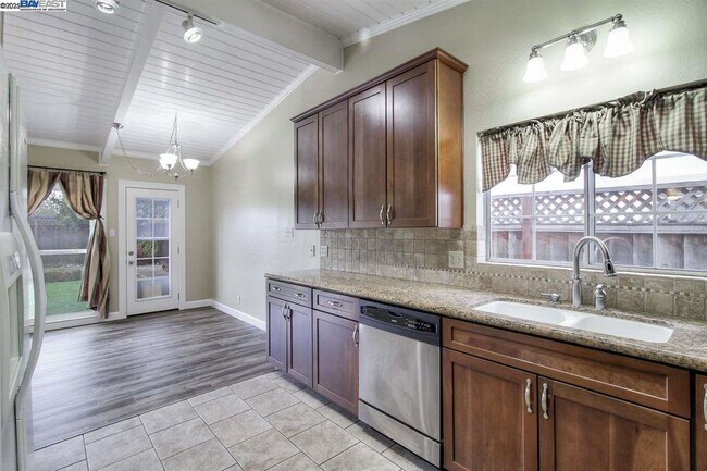 Building Photo - 623 Pineview Dr
