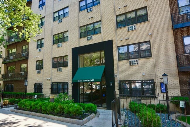 Foto del edificio - 456 W Barry Ave