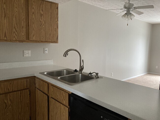 Building Photo - 2635 Summer Dr