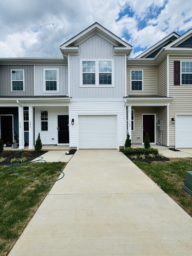 Foto principal - Brand New built townhome in a new communit...