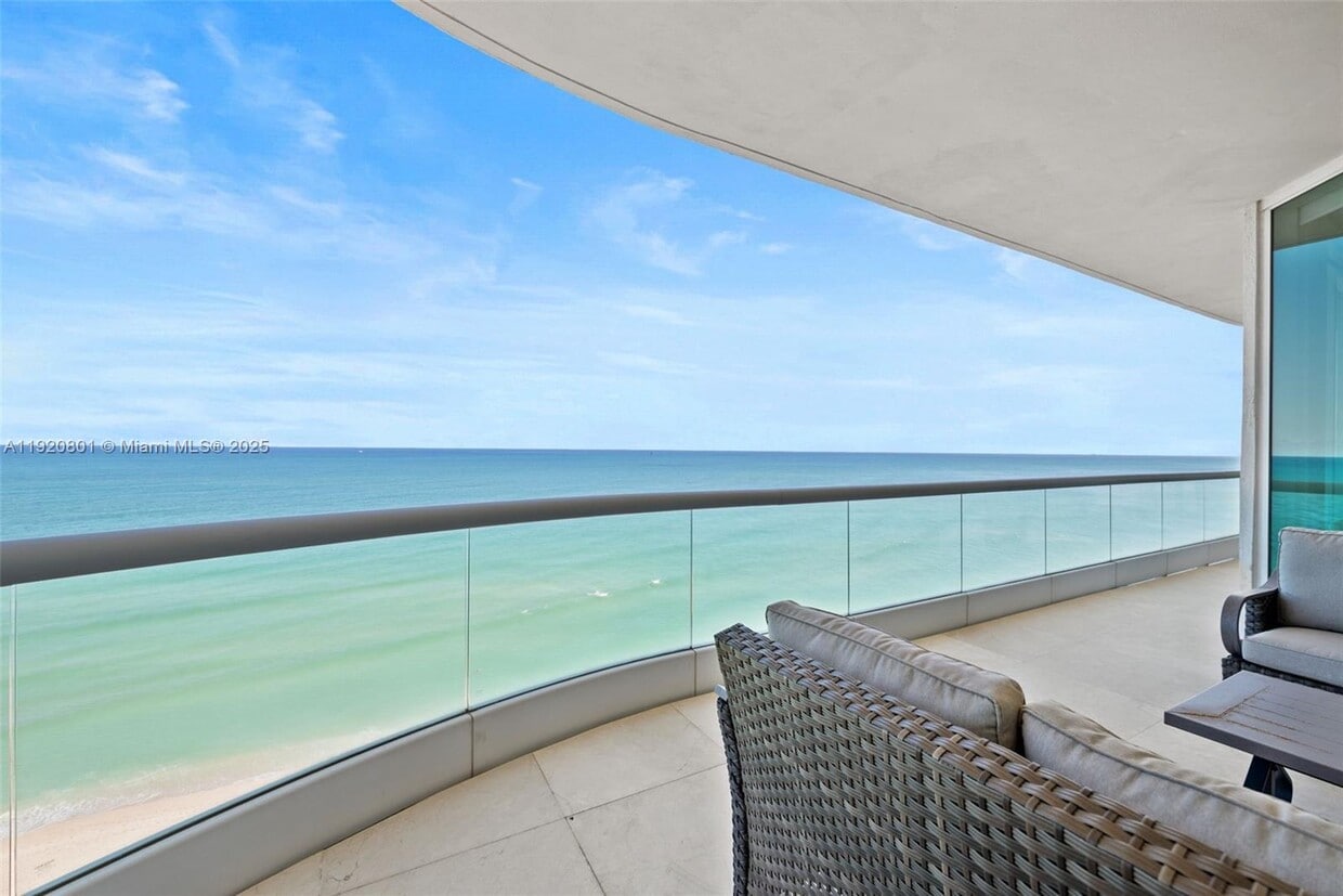 Foto principal - 16051 Collins Ave