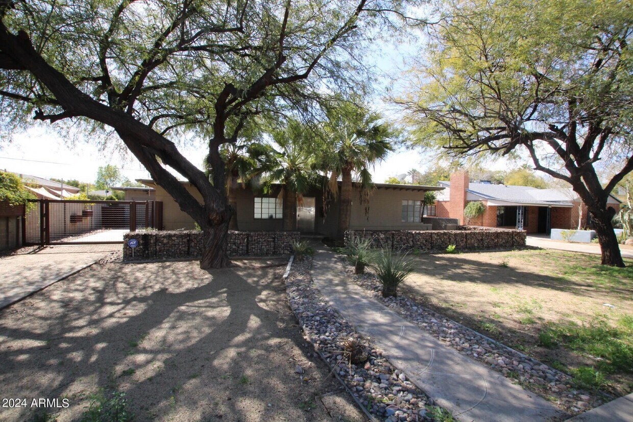 Primary Photo - 711 W Wilshire Dr