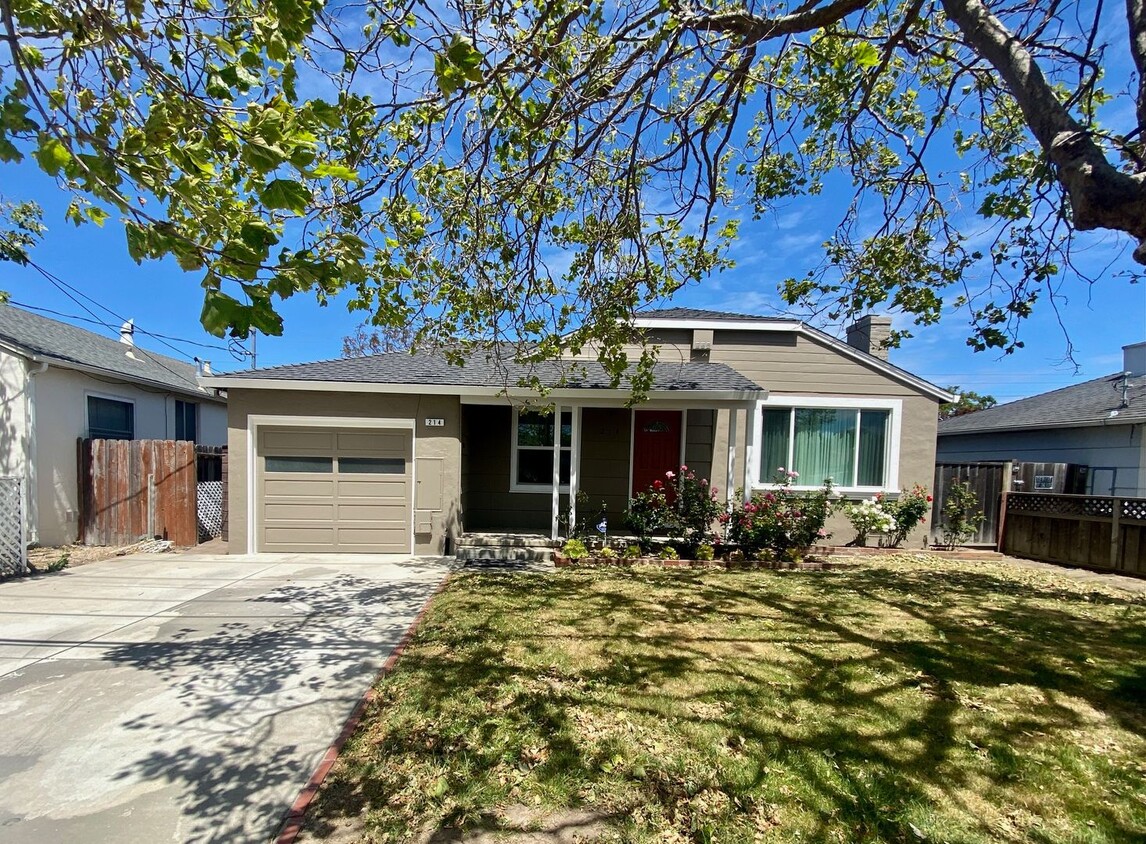 Foto principal - 3 Bed /1 Ba Ranch-style Home in Millbrae -...