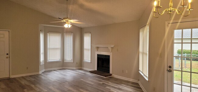 Building Photo - Classic 3 Bedroom Ranch w/fully fenced in ...