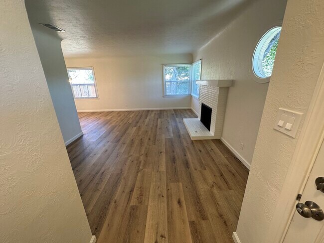 Foto del edificio - 2231 E Cambridge Ave