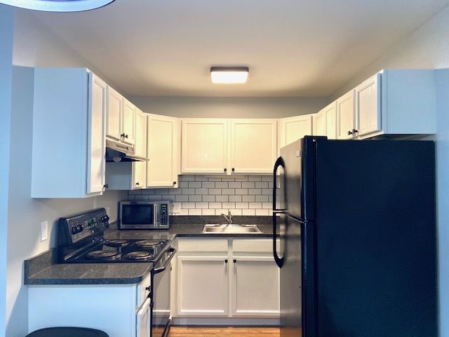 Beautifully remodeled kitchen - 2440 Parmenter Blvd