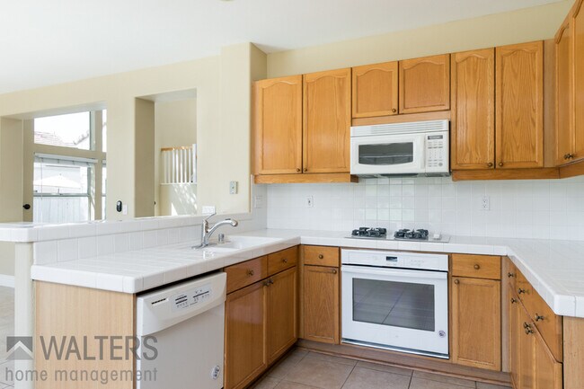 Building Photo - 2418 Fallbrook Pl