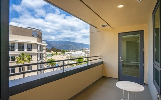 Foto del edificio - 39 S Los Robles Ave