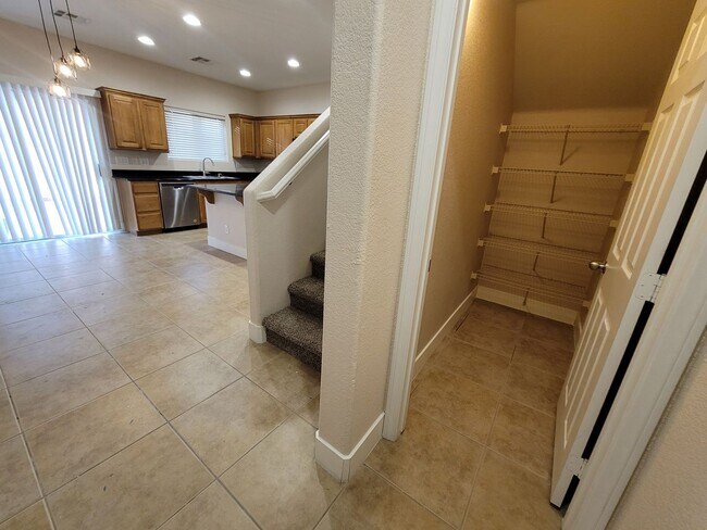 Foto del edificio - 2 story, 2 car garage, patio, All applianc...