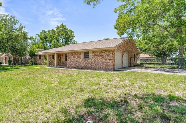 Building Photo - 1016 N Meadowlark Ln
