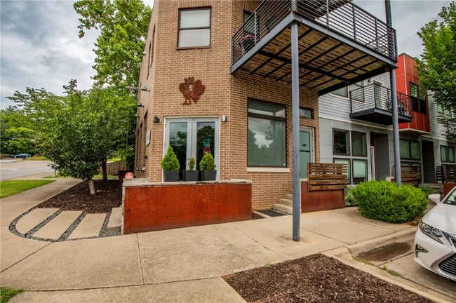 Foto del edificio - 390 W 5th St