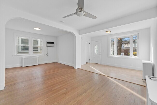 Building Photo - 838 Roosevelt Ave