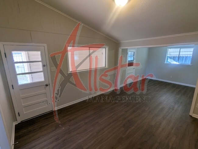 Foto del edificio - 1915 Southaven Cir N