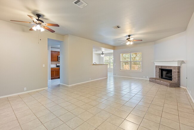 Building Photo - Beautiful 3 bedroom, 2 bathroom home in Ce...