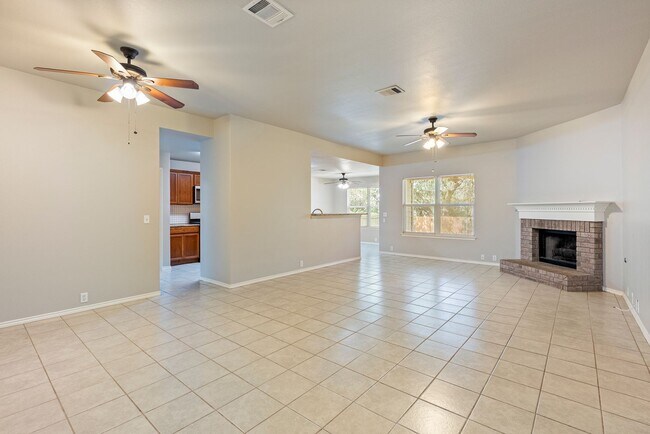 Foto del edificio - Beautiful 3 bedroom, 2 bathroom home in Ce...