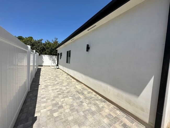 Building Photo - 8436 Oakdale Ave