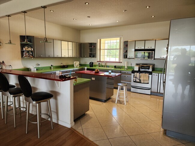 Building Photo - 223 Golf Aire Blvd