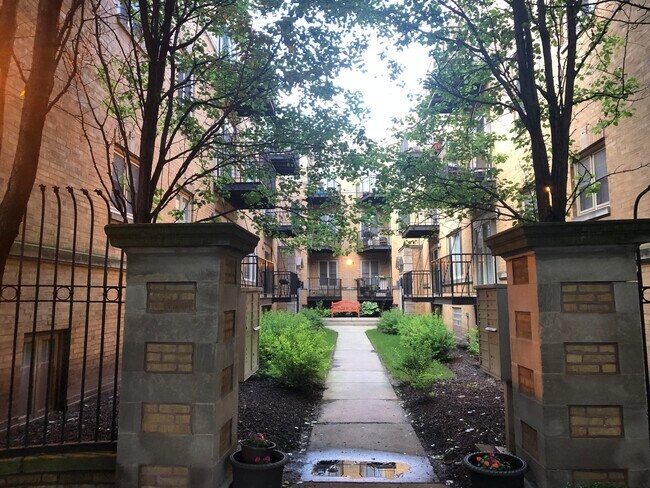 Foto del edificio - 1468 E 69th St