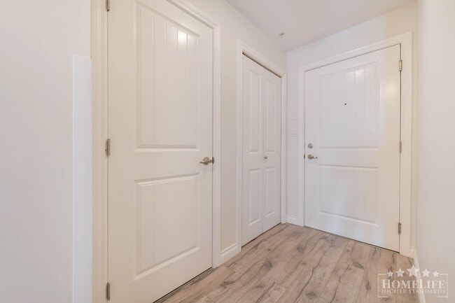 Building Photo - Modern 1-Bedroom Condo at Paddington Station – Air Conditioning, Fireplace & Prime Langley Location