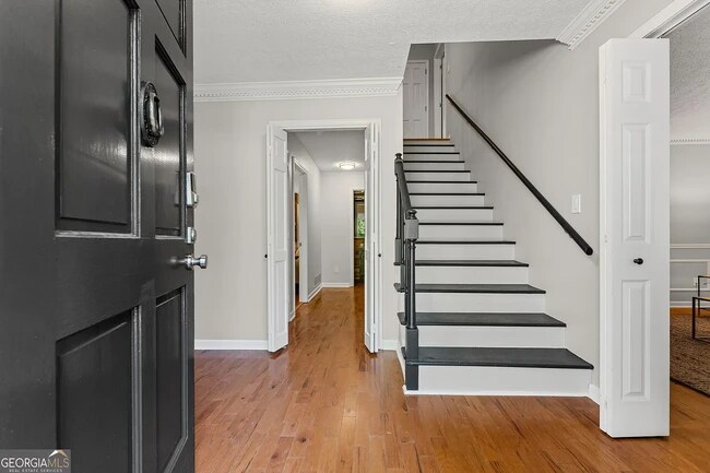 Building Photo - 220 Hollyridge Dr